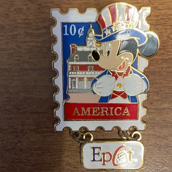 Disney collectible pin Epcot featuring Mickey Mouse and America - Picture 1 of 2